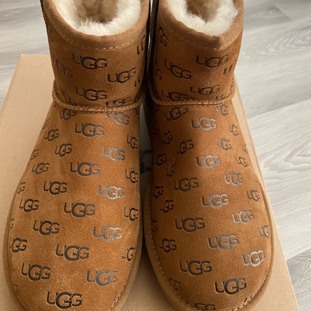 Classic mini Ugg size 9 , like brand new only worn once